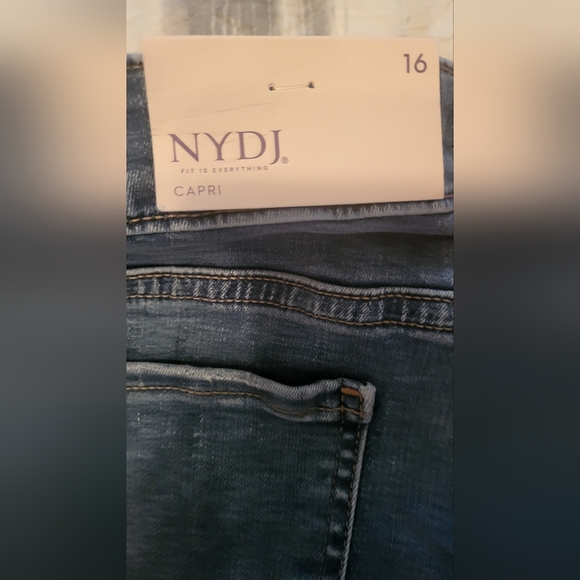 NWT. -NYDJ Women's  Capri Jeans Distressed Fringe Hem Button Fly Very Cool - Picture 5 of 6